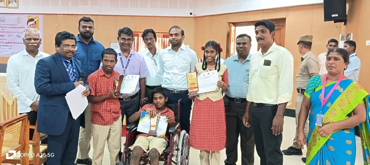 <p>Cuddalore District Collector gave prizes to the winners of the Drawing Competitions conducted by the CMCHIS program</p>